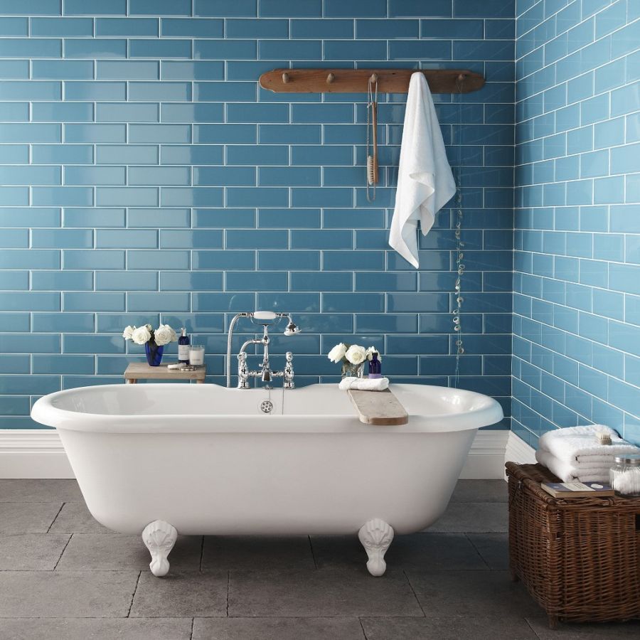 Modern fürdőszoba ötlet kék metró csempe