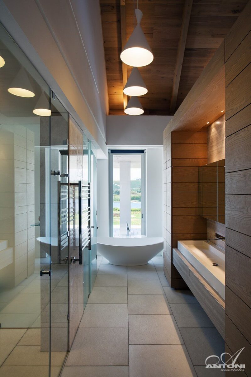 Modern fürdőszoba térben álló fürdőkáddal