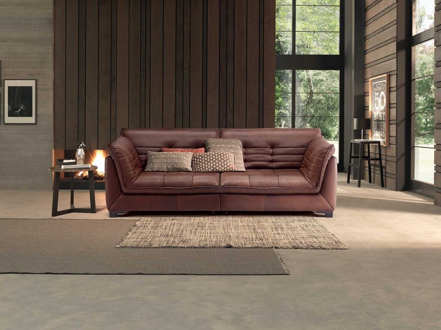 Nappali térbe állított barna kanapé