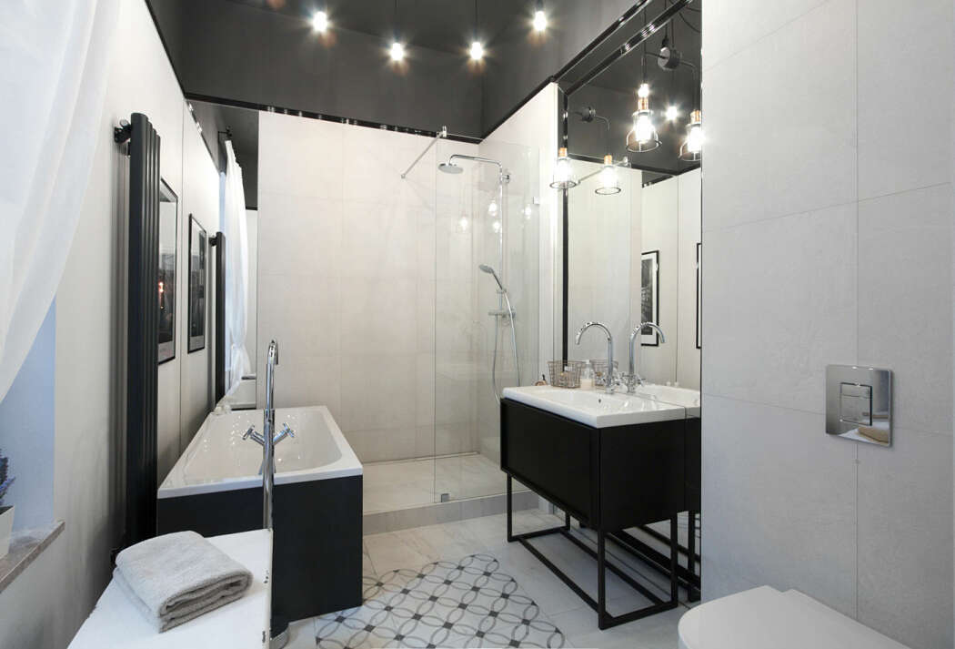 Fekete és szürke színű fürdőszoba
